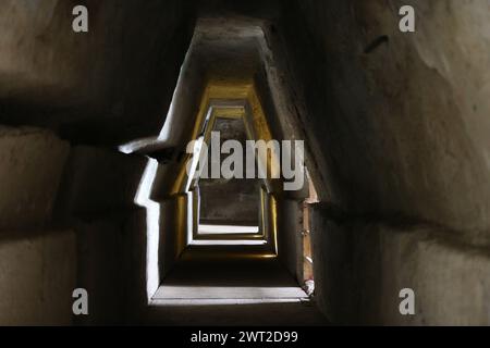 Das Innere der Höhle der Sibilla Cumana, der Priesterin von Apollo, einer der wichtigsten Sibyllen, prophetische Figuren der griechischen und römischen Re Stockfoto