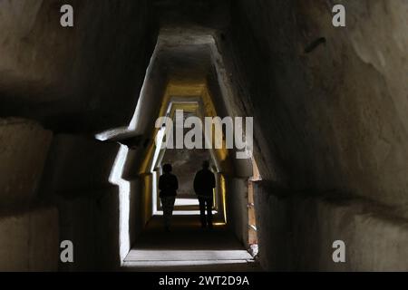 Das Innere der Höhle der Sibilla Cumana, der Priesterin von Apollo, einer der wichtigsten Sibyllen, prophetische Figuren der griechischen und römischen Re Stockfoto