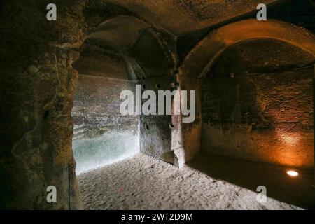 Das Innere der Höhle der Sibilla Cumana, der Priesterin von Apollo, einer der wichtigsten Sibyllen, prophetische Figuren der griechischen und römischen Re Stockfoto