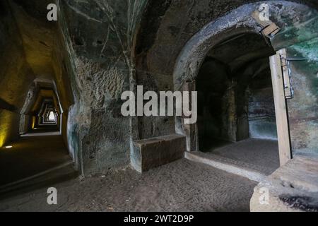 Das Innere der Höhle der Sibilla Cumana, der Priesterin von Apollo, einer der wichtigsten Sibyllen, prophetische Figuren der griechischen und römischen Re Stockfoto