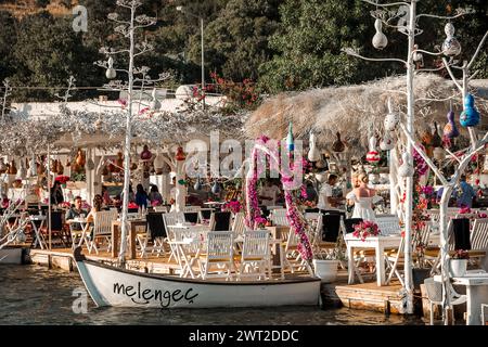 Ein typisches Restaurant am Meer mit seinen berühmten künstlerischen Laternen in Gumusluk, einem kleinen Fischerdorf nur wenige Kilometer von Bodrum entfernt Stockfoto