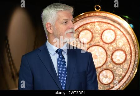 Dresden, Deutschland. März 2024. Petr Pavel, Präsident der Tschechischen Republik, steht vor einem Becken mit Perlmutteinlagen aus dem Sultanat von Gujarat (heute Indien) 1598 vor der Eröffnung der Ausstellung „Fragments of Memory - the Treasure of St.“ (Fragmente der Erinnerung – der Schatz des Heiligen) Vitusdom in Prag' in der Kunsthalle Lipsius-Bau. Der Besuch konzentriert sich auf die nachbarschaftlichen Beziehungen zwischen Sachsen und der Tschechischen Republik sowie auf die wirtschaftliche und kulturelle Zusammenarbeit. Robert Michael/dpa/Alamy Live News Stockfoto