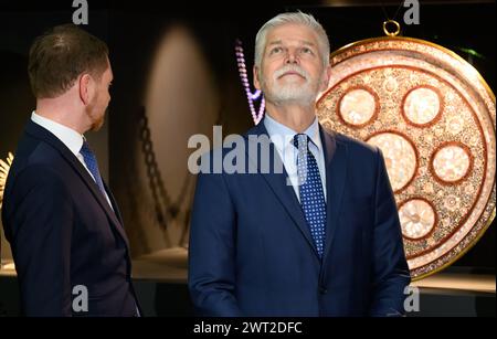 Dresden, Deutschland. März 2024. Petr Pavel (r), Präsident der Tschechischen Republik, und Michael Kretschmer (CDU), Ministerpräsident von Sachsen, stehen vor einem Becken mit Perlmutteinlagen aus dem Sultanat Gujarat (heute Indien) 1598 vor der Eröffnung der Ausstellung „Fragments of Memory – the Treasure of St.“ Vitusdom in Prag' in der Kunsthalle Lipsius-Bau. Der Schwerpunkt des Besuchs liegt auf den nachbarschaftlichen Beziehungen zwischen Sachsen und der Tschechischen Republik sowie der wirtschaftlichen und kulturellen Zusammenarbeit. Robert Michael/dpa/Alamy Live News Stockfoto