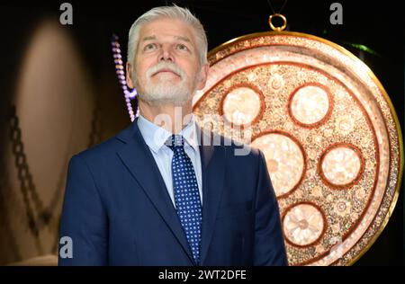 Dresden, Deutschland. März 2024. Petr Pavel, Präsident der Tschechischen Republik, steht vor einem Becken mit Perlmutteinlagen aus dem Sultanat von Gujarat (heute Indien) 1598 vor der Eröffnung der Ausstellung „Fragments of Memory - the Treasure of St.“ (Fragmente der Erinnerung – der Schatz des Heiligen) Vitusdom in Prag' in der Kunsthalle Lipsius-Bau. Der Schwerpunkt des Besuchs liegt auf den nachbarschaftlichen Beziehungen zwischen Sachsen und der Tschechischen Republik sowie der wirtschaftlichen und kulturellen Zusammenarbeit. Robert Michael/dpa/Alamy Live News Stockfoto