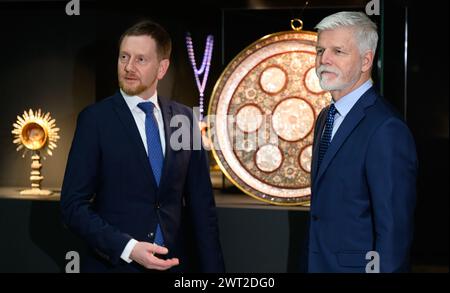 Dresden, Deutschland. März 2024. Petr Pavel (r), Präsident der Tschechischen Republik, und Michael Kretschmer (CDU), Ministerpräsident von Sachsen, stehen vor einem Becken mit Perlmutteinlagen aus dem Sultanat Gujarat (heute Indien) 1598 vor der Eröffnung der Ausstellung „Fragments of Memory – the Treasure of St.“ Vitusdom in Prag' in der Kunsthalle Lipsius-Bau. Der Schwerpunkt des Besuchs liegt auf den nachbarschaftlichen Beziehungen zwischen Sachsen und der Tschechischen Republik sowie der wirtschaftlichen und kulturellen Zusammenarbeit. Robert Michael/dpa/Alamy Live News Stockfoto