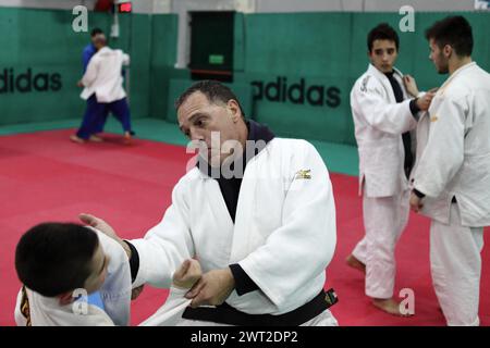 Der Meister des Judo, Gianni Maddaloni, in seinem Scampia-Fitnessstudio, Star Judo Club, während er seine Jungen unterrichtete. Stockfoto