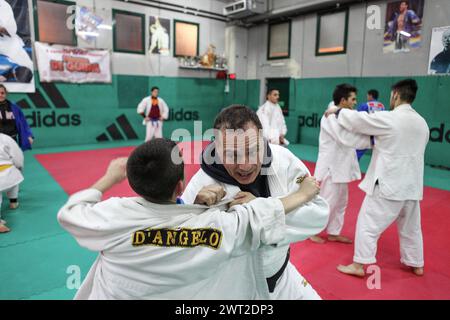 Der Meister des Judo, Gianni Maddaloni, in seinem Scampia-Fitnessstudio, Star Judo Club, während er seine Jungen unterrichtete. Stockfoto