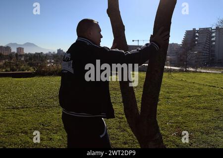 Der Meister von Judo Gianni Maddaloni blickt auf die „Segel“ von Scampia, einem sehr berühmten Gebäude in Neapel, wo er als Junge lebte. Stockfoto