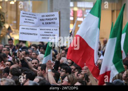 Anhänger der politischen Bewegung 5 Sterne vor der Kundgebung des Führers Luigi Di Maio Stockfoto