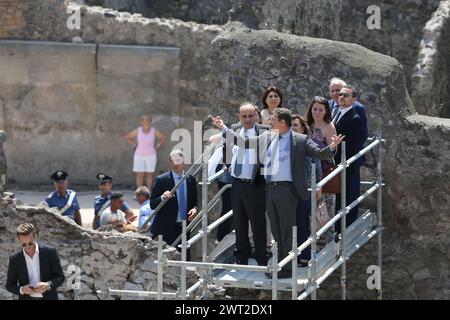 Der italienische Minister für Kulturerbe Alberto Bonisoli, begleitet von Superintendent Massimo Osanna, bei einer der neuen Ausgrabungen, die Teil sind Stockfoto