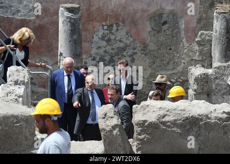 Der italienische Minister für Kulturerbe Alberto Bonisoli, begleitet von Superintendent Massimo Osanna, bei einer der neuen Ausgrabungen, die Teil sind Stockfoto