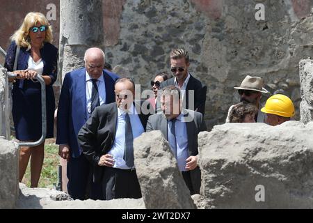 Der italienische Minister für Kulturerbe Alberto Bonisoli, begleitet von Superintendent Massimo Osanna, bei einer der neuen Ausgrabungen, die Teil sind Stockfoto