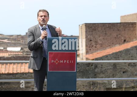 Der Superintendent Massimo Osanna, während einer Pressekonferenz, in einer der neuen Ausgrabungen, die Teil der Regio V-Stätte der archäologischen Exkura sind Stockfoto