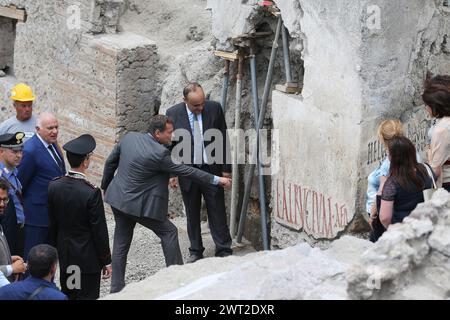 Der italienische Minister für Kulturerbe Alberto Bonisoli, begleitet von Superintendent Massimo Osanna, der ihm die entdeckte neue Inschrift zeigt Stockfoto