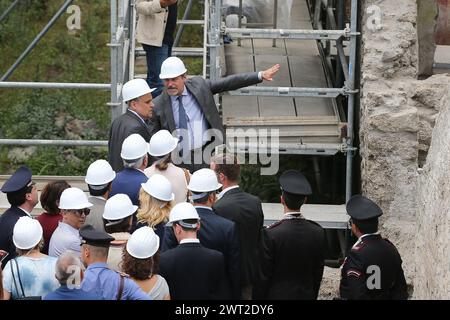 Der italienische Minister für Kulturerbe Alberto Bonisoli, begleitet von Superintendent Massimo Osanna, bei einer der neuen Ausgrabungen, die Teil sind Stockfoto