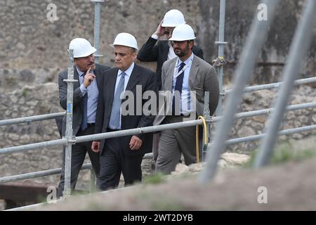 Der italienische Minister für Kulturerbe Alberto Bonisoli, begleitet von Superintendent Massimo Osanna, bei einer der neuen Ausgrabungen, die Teil sind Stockfoto