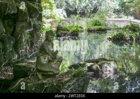 Ein Blick auf die Statue der Venus im Teich des englischen Gartens, im Park des Königlichen Palastes von Caserta Stockfoto