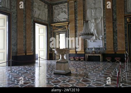 Eines der Zimmer in den königlichen Apartments im Königspalast von Caserta Stockfoto