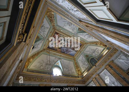 Das Fresko an der Decke eines der Zimmer in den königlichen Apartments im Königspalast von Caserta Stockfoto