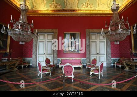 Eines der Zimmer in den königlichen Apartments im Königspalast von Caserta Stockfoto