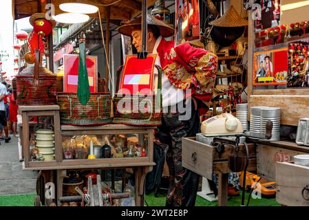 Jeden Samstag eröffnete ein Händler in traditioneller chinesischer Tracht im chinesischen Dorf Chakngeaw sein Geschäft, um gedämpfte Brötchen, Gadgets und Antiquitäten zu verkaufen. Stockfoto
