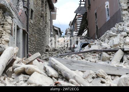 Ein Haus brach nach dem Erdbeben, das die Stadt Amatrice in Mittelitalien traf, vollständig zusammen. Stockfoto