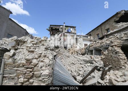 Ein Haus brach nach dem Erdbeben, das die Stadt Amatrice in Mittelitalien traf, vollständig zusammen. Stockfoto