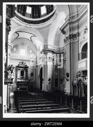 Abruzzen L'Aquila Sulmona S. Francesco della Scarpa. Hutzel, Max 1960-1990 der Blick auf das barocke Interieur umfasst: eine barocke Orgel, eine Kuppel mit Fresken mit perspektivischer Architektur, eine Loggia und Beichtstuhl, hölzerne Ziborium (16. Jahrhundert), Altarstatuen und architektonische Skulpturen, Altarbilder der Visitation, der Heilige Antonius von Padua und die Himmelfahrt der Jungfrau, hölzernes Kruzifix, hölzerne Statue des Heiligen Franziskus, ein Weihwasserbecken und ein Marmor-Sarkophag mit einem lebensgroßen toten Christus, der oben liegt. Der in Deutschland geborene Fotograf und Gelehrte Max Hutzel (1911–1988) fotografierte in Italien von der Stockfoto