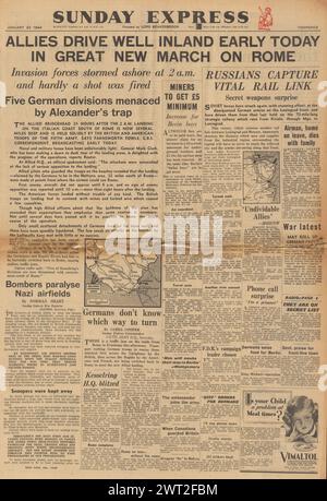 1944 Sunday Express-Titelseite, die von der Landung der Alliierten in Anzio und der Schlacht um Leningrad berichtet Stockfoto