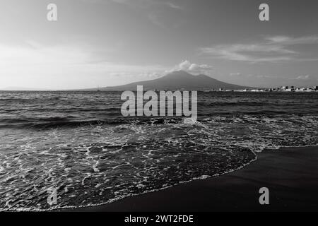 (HINWEIS: Das Bild wurde in Schwarzweiß konvertiert.) Ein Blick auf den Vulkan Vesuv von der Stadt Castellammare di Stabia Stockfoto