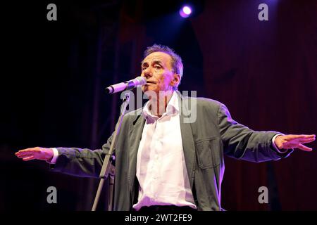 Der italienische Sänger und Songwriter Roberto Vecchioni während eines Konzerts in Neapel. Stockfoto