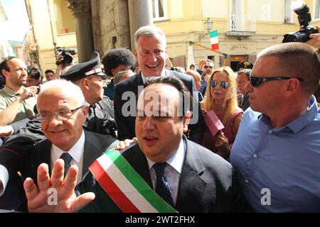 Bill de Blasio kommt in Sant'Agata de'Goti an, vor ihm, dem Bürgermeister der Stadt Stockfoto