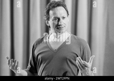 (HINWEIS: Das Bild wurde in Schwarzweiß konvertiert.) Der Schauspieler Bernard Hiller während einer Schauspielstunde Stockfoto