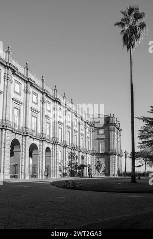 (HINWEIS: Das Bild wurde in Schwarzweiß konvertiert.) Blick auf den Königlichen Palast von Capodimonte in Neapel Stockfoto