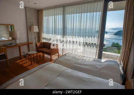 Gästezimmer mit Blick auf das Seto-Binnenmeer, Bernesse House Hotel, Naoshima Island, Japan. Stockfoto