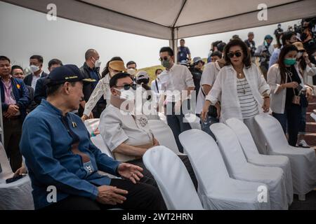 Der ehemalige Premierminister Thaksin Shinawatra spricht mit den Medien, während er das Mausoleum seiner Eltern in Chiang Mai besucht. Thailands ehemaliger Premierminister Thaksin Shinawatra kehrte nach 17 Jahren als Flüchtling in seine Heimatstadt Chiang Mai zurück. Der frühere Premierminister machte seine ersten öffentlichen Auftritte seit seiner frühen Freilassung aus dem Gefängnis und besuchte mehrere Orte in Chiang Mai, darunter das Mausoleum seines Vaters und seiner Mutter, das sich auf einem Berg am Huai Mae am Reservoir im Bezirk San Kamphaeng befindet. Thaksin wurde von den Einheimischen und der Gruppe von Redshirts despi herzlich begrüßt Stockfoto