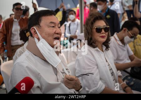 Der ehemalige Premierminister Thaksin Shinawatra spricht mit den Medien, während er das Mausoleum seiner Eltern in Chiang Mai besucht. Thailands ehemaliger Premierminister Thaksin Shinawatra kehrte nach 17 Jahren als Flüchtling in seine Heimatstadt Chiang Mai zurück. Der frühere Premierminister machte seine ersten öffentlichen Auftritte seit seiner frühen Freilassung aus dem Gefängnis und besuchte mehrere Orte in Chiang Mai, darunter das Mausoleum seines Vaters und seiner Mutter, das sich auf einem Berg am Huai Mae am Reservoir im Bezirk San Kamphaeng befindet. Thaksin wurde von den Einheimischen und der Gruppe von Redshirts despi herzlich begrüßt Stockfoto