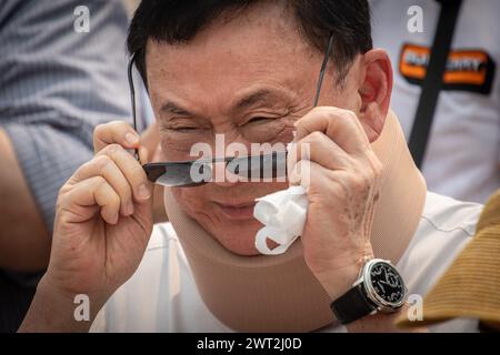 Der ehemalige Premierminister Thaksin Shinawatra besucht das Mausoleum seiner Eltern in Chiang Mai. Thailands ehemaliger Premierminister Thaksin Shinawatra kehrte nach 17 Jahren als Flüchtling in seine Heimatstadt Chiang Mai zurück. Der frühere Premierminister machte seine ersten öffentlichen Auftritte seit seiner frühen Freilassung aus dem Gefängnis und besuchte mehrere Orte in Chiang Mai, darunter das Mausoleum seines Vaters und seiner Mutter, das sich auf einem Berg am Huai Mae am Reservoir im Bezirk San Kamphaeng befindet. Thaksin wurde von den Einheimischen und einer Gruppe von Redshirts herzlich begrüßt, obwohl er eine weiche Tasse trug Stockfoto