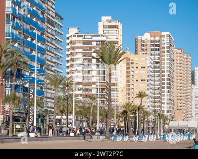 Benidorm, Spanien; 12. März 2024: Die Strandpromenade Levante in Benidorm ist voller Touristen Stockfoto