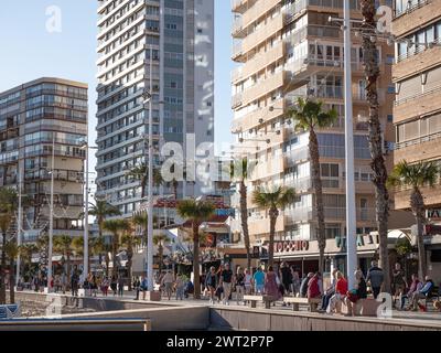 Benidorm, Spanien; 12. März 2024: Touristen an der Promenade von Levante Beach in Benidorm Stockfoto