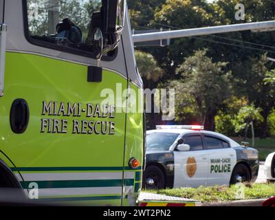 Miami, Florida, Vereinigte Staaten - 28. November 2023 - Miami-Dade Feuerwehr und Polizei reagieren auf einen Unfall. Stockfoto