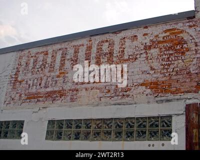 Gainesville, Florida, USA – 19. Mai 2015: Pontiac-Werbung an einer Wand eines alten Autohauses. Stockfoto