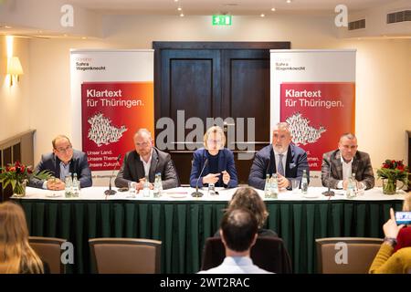 Eisenach, Deutschland. März 2024. TILO Kummer (l-r), Staatsgeschäftsführer, Christian Leye, Bundessekretär, Steffen Schütz, Katja Wolf, beide neue Landesvorsitzende, und Stefan Wogawa, Pressesprecher, halten im Anschluss an die Gründungsversammlung der Thüringer Allianz Sahra Wagenknecht (BSW) eine Pressekonferenz im Hotel Thüringer Hof. Quelle: Michael Reichel/dpa/Alamy Live News Stockfoto