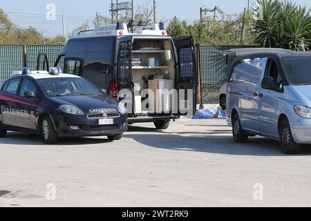 (ANMERKUNG DER REDAKTION: Bild zeigt den Tod.) Ein junger Mann, der in einem Auto auf dem Parkplatz einer Tankstelle erschossen wurde. Am Tatort die Carabinieri, die po Stockfoto