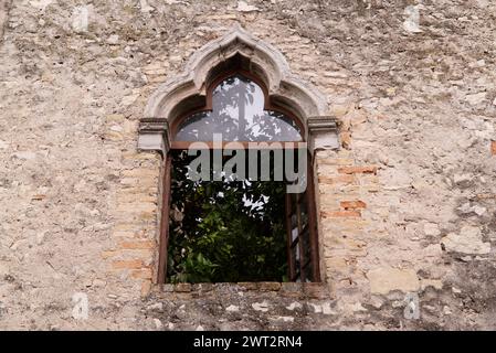 Kleines Fenster der Villa Bernini in Lazise, Gardasee, Italien Stockfoto