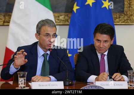 Der italienische Ratspräsident Giuseppe Conte und der italienische Minister Sergio Costa während der Pressekonferenz für das Land der Brände in Th Stockfoto