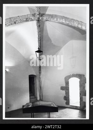 Abruzzen L'Aquila Celano Allgemeine Ansichten. Hutzel, Max 1960-1990 Panoramablick auf Stadt und Burg von NE. Der in Deutschland geborene Fotograf und Gelehrte Max Hutzel (1911–1988) fotografierte in Italien von den frühen 1960er Jahren bis zu seinem Tod. Das Ergebnis dieses Projektes, von Hutzel als Foto Arte Minore bezeichnet, ist eine gründliche Dokumentation der kunsthistorischen Entwicklung in Italien bis zum 18. Jahrhundert, darunter Objekte der Etrusker und Römer sowie frühmittelalterliche, romanische, gotische, Renaissance- und Barockdenkmäler. Die Bilder werden nach geografischer Region in Italien, dann nach Provinz, Stadt und Standort geordnet Stockfoto