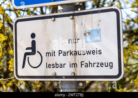 Nordendorf, Bayern, Deutschland - 15. März 2024: Behindertenparkplatzschild mit Zusatzschild: Nur lesbar mit Parkausweis im Fahrzeug *** Behindertenparkplatz Schild mit Zusatzschild: nur mit Parkausweis lesbar im Fahrzeug Stockfoto