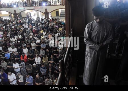 Bandung, Indonesien. März 2024. Muslime halten das erste Freitagsgebet während des heiligen Monats Ramadan in der Pusdai-Moschee. Indonesische Muslime begannen am 12. März den heiligen Monat Ramadan 1445 Hidschriah zu verehren. (Foto: Dimas Rachmatsyah/Pacific Press) Credit: Pacific Press Media Production Corp./Alamy Live News Stockfoto