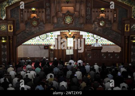Bandung, Indonesien. März 2024. Muslime verrichten das erste Freitagsgebet während des heiligen Monats Ramadan in der Pusdai-Moschee in Bandung. Indonesische Muslime begannen am 12. März den heiligen Monat Ramadan 1445 Hidschriah zu verehren. (Foto: Dimas Rachmatsyah/Pacific Press) Credit: Pacific Press Media Production Corp./Alamy Live News Stockfoto